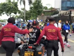 Personel Ditpamobvit Polda Metro Jaya Bantu Warga Alami Gangguan Kesehatan di CFD Dekat FX Sudirman