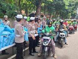 Jumat Peduli, Polda Metro Jaya Bagikan 400 Paket Sembako untuk Ojol dan PHL