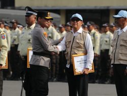 Kapolda Metro Jaya Berikan Penghargaan kepada Satpam dan Satkamling Berprestasi