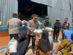 Kapolda Sumut dan Pangdam I/BB Bagikan Langsung Beras untuk Korban Bencana di Tapanuli Tengah