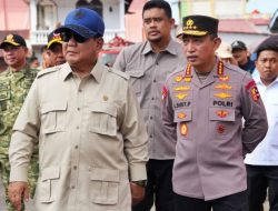 Kapolri Dampingi Presiden Cek Lokasi Pengungsian Korban Banjir di Tapanuli Tengah