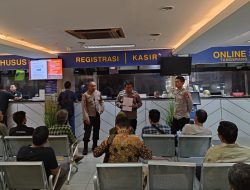 Itwasda Polda Metro Jaya Kenalkan SP4N-Lapor ke Warga di Lokasi Samsat Jakarta Selatan