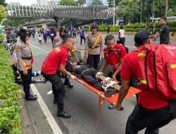 Polisi Bersepeda Sigap Bantu Evakuasi Korban Laka di CFD Jakarta