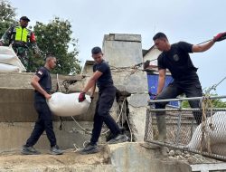 Gunakan Jembatan Sling Baja, Brimob Polda Aceh Bantu Salurkan Bantuan Logistik untuk Masyarakat