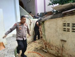 Personil Polres Sibolga Melaksanakan Pembersihan Akses Jalan Pasca Longsor