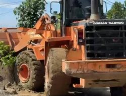 Kapolri Bantu Alat Berat untuk Percepat Pemulihan Jalan, Fasilitas Umum dan Rumah Warga Pasca Banjir di Kabupaten Pidie