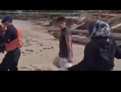 Aksi Heroik Brimob Gendong Bayi Seberangi Jembatan Nyaris Roboh di Tapanuli Selatan