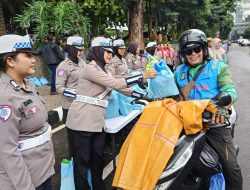 Polda Metro Jaya Gelar Jumat Peduli, Bagi 500 Paket Bantuan untuk Pengemudi Ojol