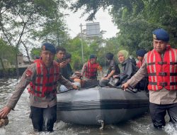Brimob Polda Metro Jaya Sigap Evakuasi Warga Terjebak Banjir di Daan Mogot