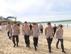 Wujudkan Laut Biru, Kakorsabhara Baharkam Polri Pimpin Aksi Bersih Sampah di Pantai Kedonganan Bali