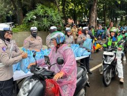 Jumat Peduli, Polda Metro Jaya Bagikan 350 Paket Sembako ke Driver Ojol
