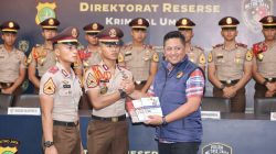 Wadir Reskrimum Polda Metro Jaya Serahkan Referensi Hukum Terbaru kepada 17 Taruna Akpol