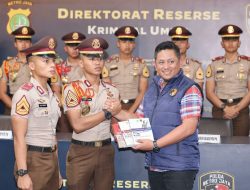 Wadir Reskrimum Polda Metro Jaya Serahkan Referensi Hukum Terbaru kepada 17 Taruna Akpol