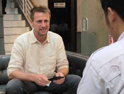 Polsek Metro Menteng Kembalikan Ponsel WNA Polandia Korban Jambret