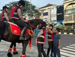 Humanis dan Siaga, Patroli Berkuda Ditpolsatwa Baharkam Polri Amankan Arus Lalu Lintas Margonda Depok
