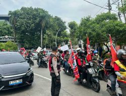 Kawal Aksi Damai, Personel Ditsamapta Baharkam Polri Beri Pelayanan Humanis di Tugu Proklamasi