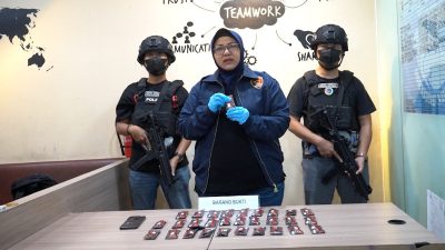Penyidik Ditresnarkoba Polda Metro Jaya Amankan Seorang Pemilik 30 Cartridge Etomidate di Jakbar