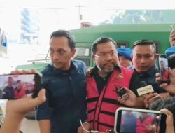 Mantan Waka BGN Bawa Buku Catatan ke Kejagung: Siap Bongkar Keterlibatan Pihak Lain?