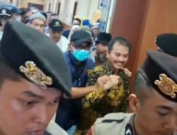 Roy Suryo dan dokter Tifa Dibawa  dari RS Polri Kramat Jati  ke Polda Metro Jaya