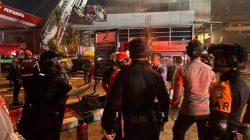 Brimob Polda Metro Jaya Bantu Penanganan Kebakaran Gedung Bapenda DKI