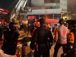 Brimob Polda Metro Jaya Bantu Penanganan Kebakaran Gedung Bapenda DKI