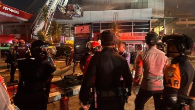 Brimob Polda Metro Jaya Bantu Penanganan Kebakaran Gedung Bapenda DKI