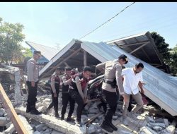 Gerak Cepat, Personel Polres Manggarai Timur Amankan Bank BRI KCP Borong yang Rusak Berat Akibat Gempa
