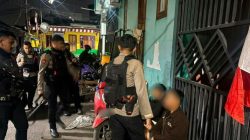 Brimob Polda Metro Jaya Amankan 2 Pemuda dan Sita Celurit Diduga Hendak Tawuran di Lubang Buaya