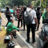 Brimob Polda Metro Jaya Patroli Cipta Kondisi, Bantu Pengemudi Ojol Kecelakaan di Kebun Sirih