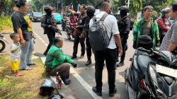 Brimob Polda Metro Jaya Patroli Cipta Kondisi, Bantu Pengemudi Ojol Kecelakaan di Kebun Sirih