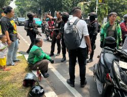 Brimob Polda Metro Jaya Patroli Cipta Kondisi, Bantu Pengemudi Ojol Kecelakaan di Kebun Sirih