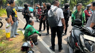 Brimob Polda Metro Jaya Patroli Cipta Kondisi, Bantu Pengemudi Ojol Kecelakaan di Kebun Sirih