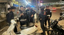 Brimob Polda Metro Jaya Hentikan Pengendara Lawan Arah di Jatinegara