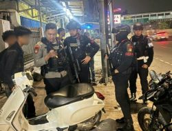 Brimob Polda Metro Jaya Hentikan Pengendara Lawan Arah di Jatinegara
