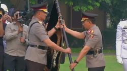 Jenderal Polisi Listyo Sigit Prabowo Serahkan Panji Tribrata kepada Jenderal Polisi Suyudi Ario Seto