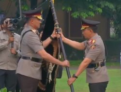 Jenderal Polisi Listyo Sigit Prabowo Serahkan Panji Tribrata kepada Jenderal Polisi Suyudi Ario Seto